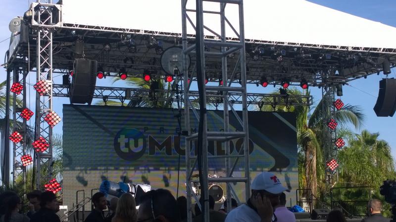 On the Set of Premios Tu Mundo On the Set of Premios Tu Mundo